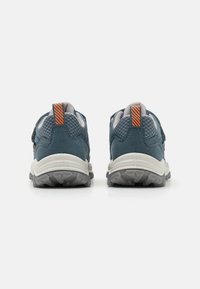 Blaue Sportschuhe aus Mesh und Wildleder, mit einer kontrastierenden grauen Gummisohle und einem orangefarbenen Akzent hinten. Entworfen für Komfort und Unterstützung.