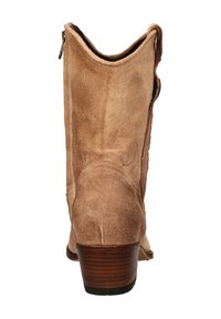 Westerntime laars in lichtbruin suède met een lichtpuntige neus, gestapelde hak en decoratieve stitching op de schacht. Rits aan de achterkant.