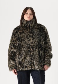 Faux krzno jakna z leopardskim vzorcem, visokim ovratnikom, polnim zadrgo in oversize krojem. Mehak Material z različnimi odtenki rjave in črne barve.
