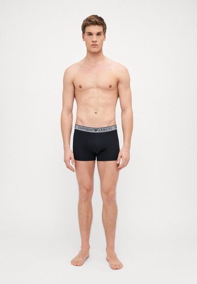 Boxeri negri cu talie gri, având logo-ul "Emporio Armani". Design ajustat, textură netedă, țesătură ușoară.