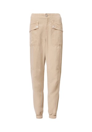 Pantalones cargo beige hechos de una tela ligera, que cuentan con dos bolsillos frontales, puños con cordón y cierre de botón. Textura suave y corte relajado.