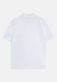 T-shirt polo blanc à manches courtes, fabriqué en tissu lisse. Présente un col classique et un design épuré et minimaliste sans motifs.