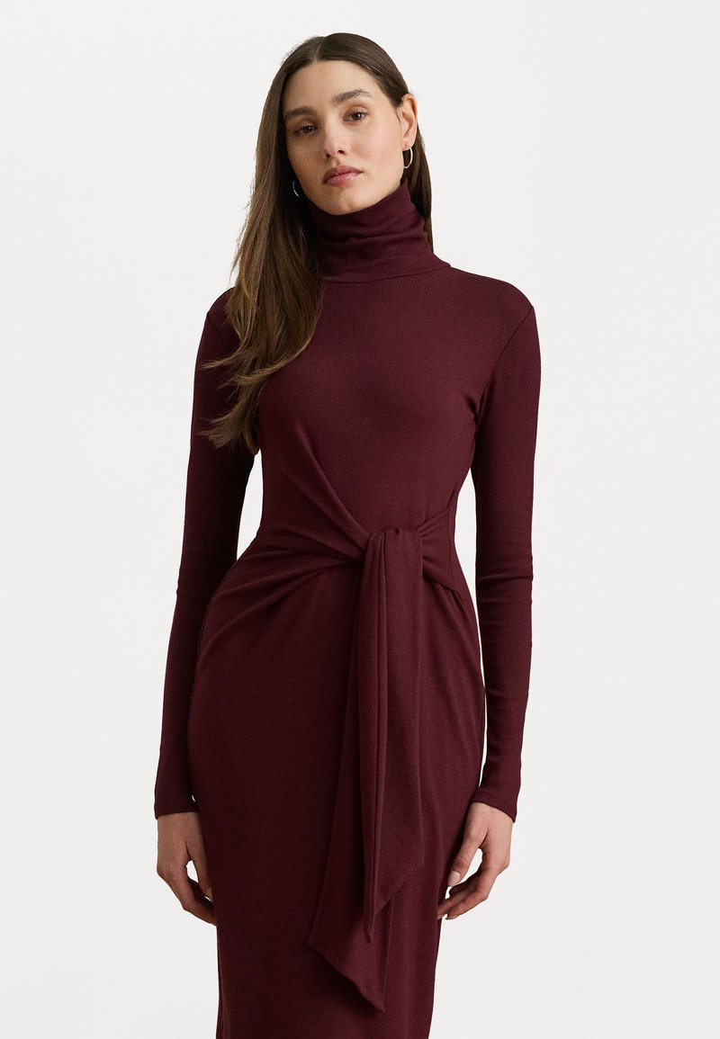 Burgundy turtleneck mekko, pitkät hihat, tiukka malli, solmittava vyötäröyksityiskohta, pehmeä rakenne, polvipituinen, minimalistinen tyyli.
