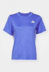 Blå kortärmad sportt-shirt med vitt logotyp på vänster bröst och tre vita ränder längs sidorna.