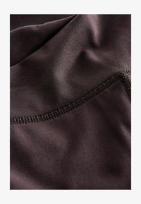 Izbrano, chocolate brown