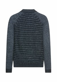 Zdzierżgany sweter z ciemnoniebieskim i szarym teksturowanym wzorem, rękawami raglanowymi oraz ściągaczem na dekolcie i mankietach.