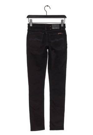 Schwarze Denim-Jeans mit schmaler Passform, versehen mit Gesäßtaschen mit gekurvten Nähten und einem flachen Bund. Hängt an einem schwarzen Kleiderbügel.
