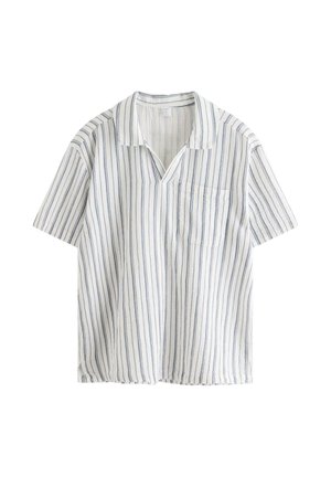 Hvid kortærmet skjorte med tynde, lodrette navystriber, åben krave og en brystlomme på venstre side.