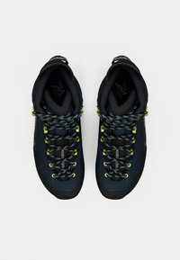Botas de caminhada de cano alto em azul escuro com detalhes em preto, apresentando uma superfície texturizada, ilhós amarelos brilhantes e atacadores azul-cinza.