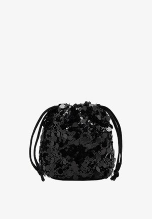 Czarna torebka worek z cekinami w kształcie zaokrąglonym, o miękkiej teksturze, z regulowanymi czarnymi sznurkami do zamykania. Cekująca powierzchnia.