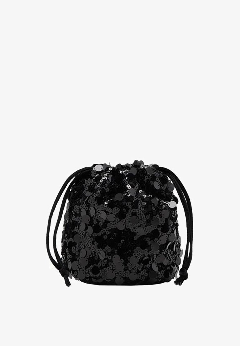 Černá taška se šňůrkou z flitrů, kulatého tvaru, s měkkou texturou a nastavitelnými černými šňůrkami na zavření. Lesklý povrch.