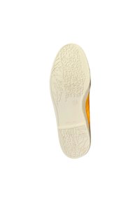 Zapatillas con suela de goma que presentan una suela blanca texturizada y una parte superior naranja con detalles de costura, diseñadas para la comodidad y la versatilidad.
