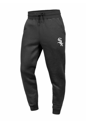 Pantalones deportivos negros de tela suave con cinturilla ajustable. Presentan un logotipo blanco en el muslo izquierdo y tobillos ajustados.