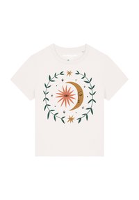 Crème katoenen t-shirt met een grafische print van een maan, zon, sterren en bladeren in oranje, groen en zwart. Korte mouwen, ronde hals.
