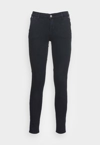 Calças skinny pretas em denim, com um botão frontal, passadores de cinto e estilo tradicional de cinco bolsos. Textura lisa, sem padrões visíveis.