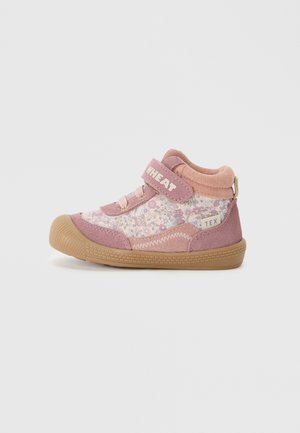 Bottines roses pour enfants avec motif floral, en suède et en tissu, strap à velcro, semelle en caoutchouc et soutien de la cheville rembourré.