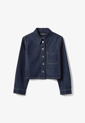 Chaqueta vaquera corta en azul oscuro con mangas largas, botones delanteros, cuello puntiagudo y un bolsillo en el pecho con costuras en contraste.