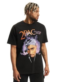 Sort bomulds T-shirt med et stort grafisk motiv af Tupac, med lilla accenter og teksten "2PAC ALL EYEZ ON ME." Korte ærmer og løs pasform.