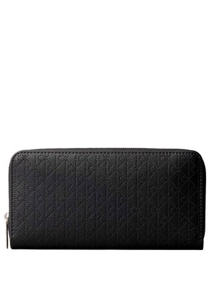 Schwarze Rundum-Reißverschluss-Geldbörse mit dezentem geometrischem Perforationsmuster und silbernem Reißverschlussanhänger vor weißem Hintergrund.