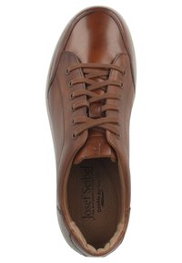 Sneaker in pelle marrone con punta arrotondata, design con lacci, superficie testurizzata e suola in gomma. L'interno presenta una soletta con marchio per il comfort.