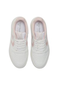 Witte sneakers met roze accenten. Gladde leren bovenkant, geperforeerde neus, platte veters en merknaam op de tong en zijkant. Rondanige zool.