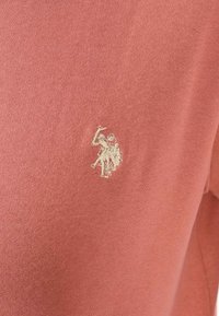 Unselected, darkrose-beige