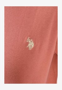 Unselected, darkrose-beige