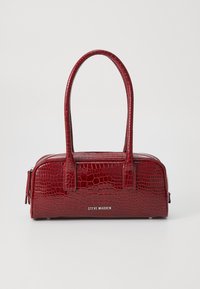 Rød krokodillepræget handtaske med to håndtag, lynlåslukning og sølvhardware. Har en glat, shiny overflade og logo på fronten.