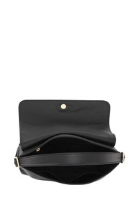 Borsa a tracolla nera in pelle con finitura texturizzata, apertura superiore e chiusura a scatto dorata. Presenta una sola tracolla regolabile e un ampio interno.