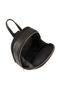 Sac à dos en cuir noir avec une forme arrondie, doté d'une fermeture éclair sur le dessus et d'une seule poignée. L'intérieur est doublé de tissu noir ; matériel minimal.