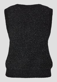 Černá bezrukávová pletená vesta s ribbovým vzorem a přiléhavým pasem na jednobarevném světlém pozadí.