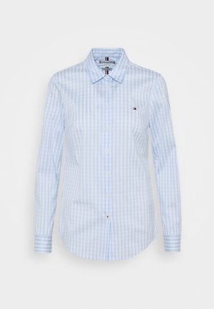 Lichtblauw-wit verticale gestreept overhemd met lange mouwen, knoopsluiting, puntkraag en klein logo op de linkerborst.