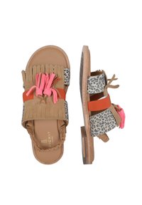 Sandali in suede marrone con frange e accenti rosa, dotati di una fascia con stampa leopardata, bande elastiche e una suola testurizzata.