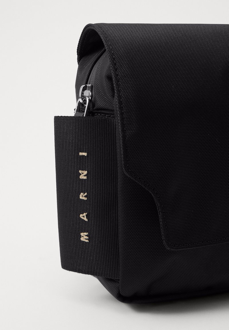 Borsa a tracolla nera in nylon con scomparto principale con zip, una superficie testurizzata e una tasca laterale con il nome del marchio "Marni" in caratteri chiari.