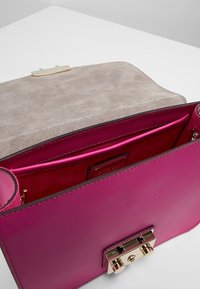 Furla Taška s příčným popruhem - pink