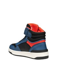 Hoge sneaker met een blauwe leren en zwarte textiele bovenkant, rode gevoerde binnenkant, klittenbandsluiting en een getextureerde rubberen zool.