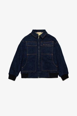 Dunkelblaue Denimjacke mit Reißverschluss vorne, großen Brusttaschen, gerippten Bündchen und kontrastierendem orangefarbenem Stich. Sie verfügt über einen Stehkragen.
