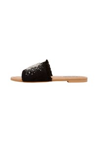 Sandal in ecopelle nera, con tomaia in tessuto texturizzato, decorata con gemme decorative e suola piatta di colore chiaro. Presenta dettagli in frange.
