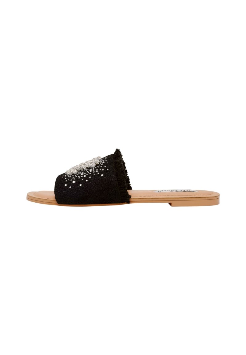 Sandal in ecopelle nera, con tomaia in tessuto texturizzato, decorata con gemme decorative e suola piatta di colore chiaro. Presenta dettagli in frange.