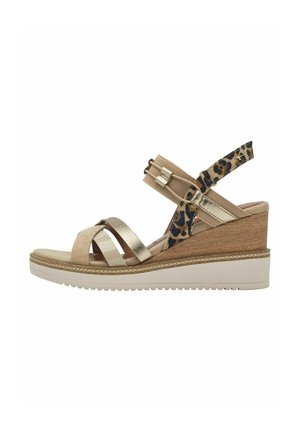 Sandalo con zeppa in suede beige e dettagli metallici, fascia con stampa leopardata e suola piatta testurizzata, caratterizzato da un design intrecciato e fibbia regolabile.