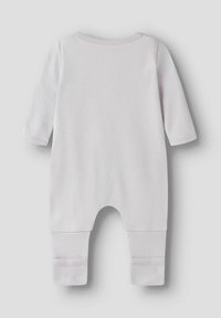 Valge puuvillane imikute pikkade varrukatega bodi, ümar kaelus ja elastsed mansetid. Pehme tekstuur, allosas kaheosaline lukk ja mustreid puuduvad.