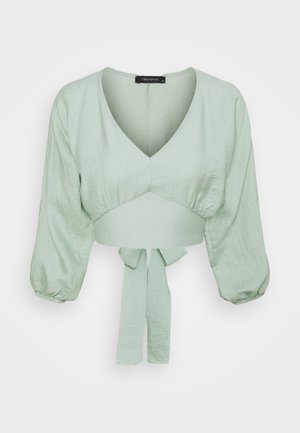 Světlá zelená zkrácená blůza s výstřihem do V, nafouknutými tříčtvrtečními rukávy a detaily vázání na přední straně v pase.