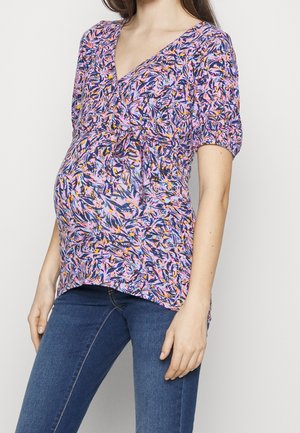 Zwangerschapstop met bloemenprint in roze, blauw en geel. V-hals, korte pofmouwen en een geplooid ontwerp bij de taille.