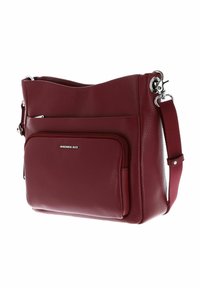 Sac à main en cuir bordeaux avec une surface texturée, une poche zippée à l'avant, une sangle ajustable et des accents en métal argenté.