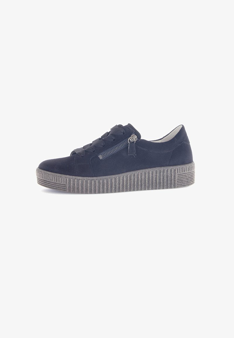 Sneaker en suede bleu foncé avec semelle épaisse et texturée, zip sur le côté et lacets assortis, présenté de profil sur fond blanc.