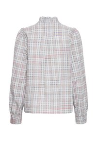 Blouse met ruitpatroon in lichtblauwe, witte en roze tinten, met lange opbollende mouwen en een gerimpelde halslijn.