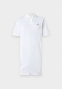Biely polo šaty vyrobené z bavlny, s golierom a krátkymi rukávmi. Obsahujú malé čierne logo na ľavej hrudi. Hladká textúra.