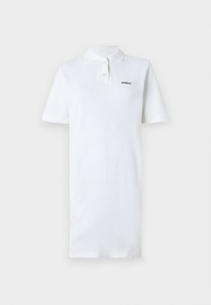 Vestito polo bianco in cotone, con colletto e maniche corte. Include un piccolo logo nero sul lato sinistro del petto. Texture liscia.