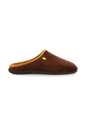 Chaussons en daim marron avec une doublure beige, design sans dos, et un petit emblème de poisson jaune sur le côté. Semelle plate en caoutchouc.