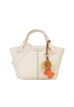 Kremfarvet Valentino håndtaske med to håndtag, bred rem og dekorative orange og gule kvaster hængende fra det ene håndtag.